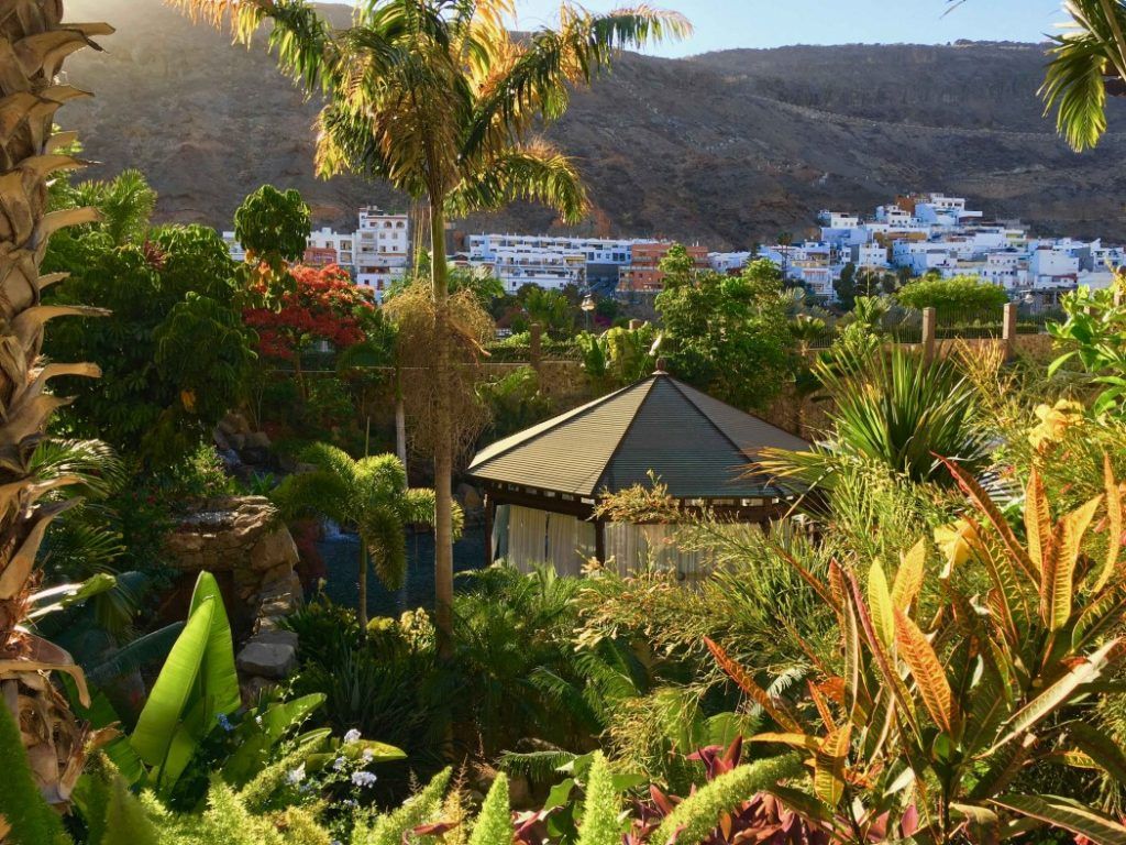 Das Resort ist in einen botanischen Garten eingebettet. Foto: Sascha Tegtmeyer Das Hotel Cordial Mogán Playa gehört zweifellos zu den besten Unterkünften, die Gran Canaria zu bieten hat. Das architektonisch beeindruckende Hotel liegt inmitten eines wunderschön angelegten botanischen Gartens und besticht vor allem durch seine künstlerisch gestaltete Empfangshalle. Die Lage in Puerto de Mogán, einem malerischen Fischerdorf im Südwesten Gran Canarias, ist ideal für Reisende, die Ruhe und Entspannung suchen.