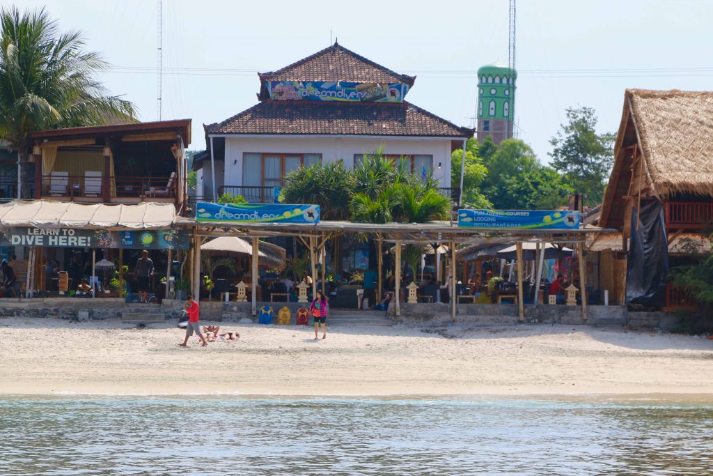 Auf Gili Trawangan gibt es zahlreiche Resorts wie beispielsweise das Hotel der Dream Divers. Foto: Sascha Tegtmeyer