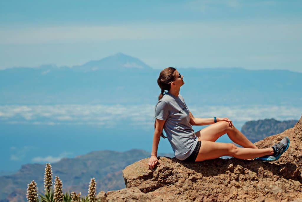 Nur wenige Minuten vom Traumstrand entfernt bietet Gran Canaria eine weitere Möglichkeit, eine atemberaubende Aussicht zu genießen. Der Aussichtspunkt Mirador de Balcon ist ein Ort, der einem den Atem raubt. Von hier aus hat man einen fantastischen Blick auf die Steilküste, die majestätisch ins Meer abfällt. Im Hintergrund erhebt sich der mächtige Vulkan Teide auf der Nachbarinsel Teneriffa. Der Kontrast zwischen dem tiefblauen Meer und dem dramatischen Relief der Steilküste ist einfach spektakulär und macht den Mirador de Balcon zu einem der schönsten Aussichtspunkte der Insel.