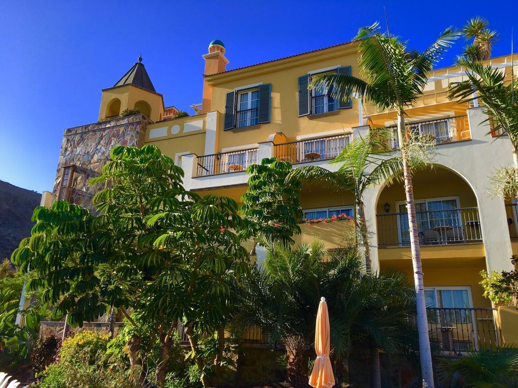 Tauchen auf Gran Canaria Erfahrungsbericht – Top-Spots im Atlantik? Gran Canaria ist eine wunderschöne Insel im Atlantischen Ozean, die eine Vielzahl von Hotels und Unterkünften für jeden Geschmack und Geldbeutel bietet. Von luxuriösen 5-Sterne-Resorts hin zu gemütlichen Pensionen und Ferienwohnungen ist für jeden etwas dabei. Die meisten Hotels befinden sich in den Touristengebieten im Süden der Insel, wie Playa del Inglés, Maspalomas und Puerto Rico, aber es gibt auch einige besondere Unterkünfte in weniger frequentierten Gegenden, die ihren Gästen einen authentischen und unvergesslichen Aufenthalt bieten.