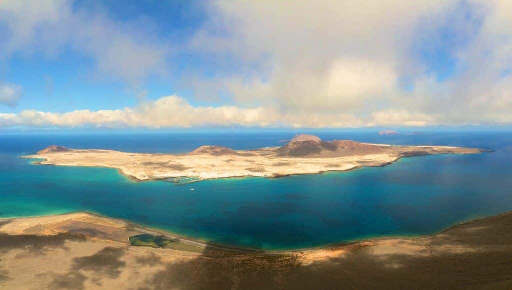 Blick von Lanzarote auf die Nachbarinsel La Graciosa: Die Vulkaninsel ist ein Paradies für Wassersportler und Abenteurer. Foto: Sascha Tegtmeyer