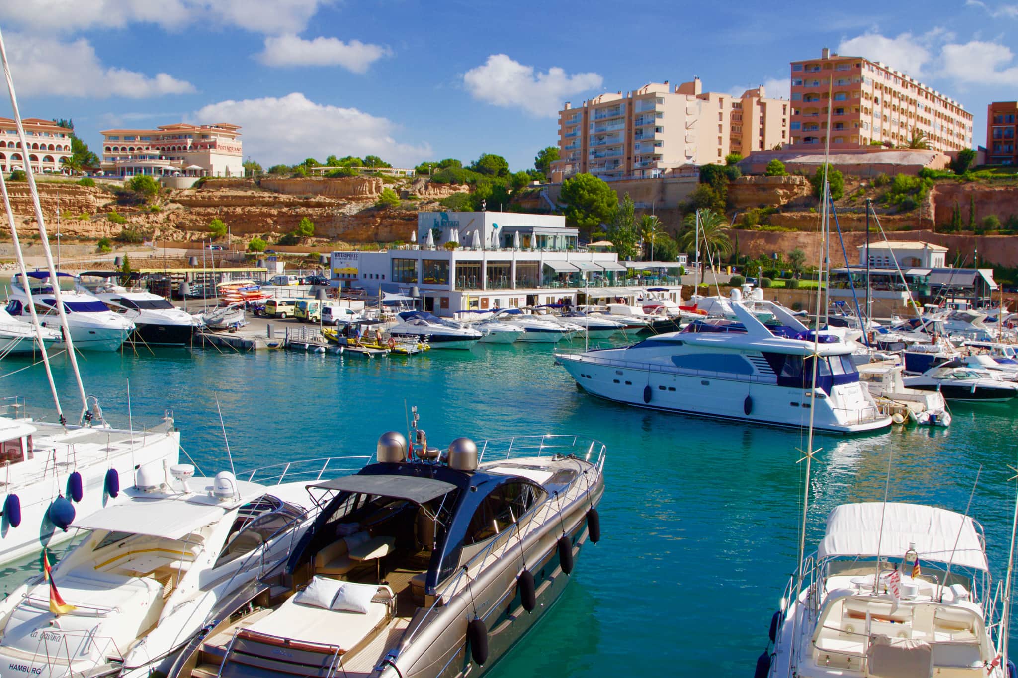 Der edle Yachthafen Port Adriano auf Mallorca: Hier liegen einige der größten Yachten des Mittelmeers vor Anker. Foto: Sascha Tegtmeyer
