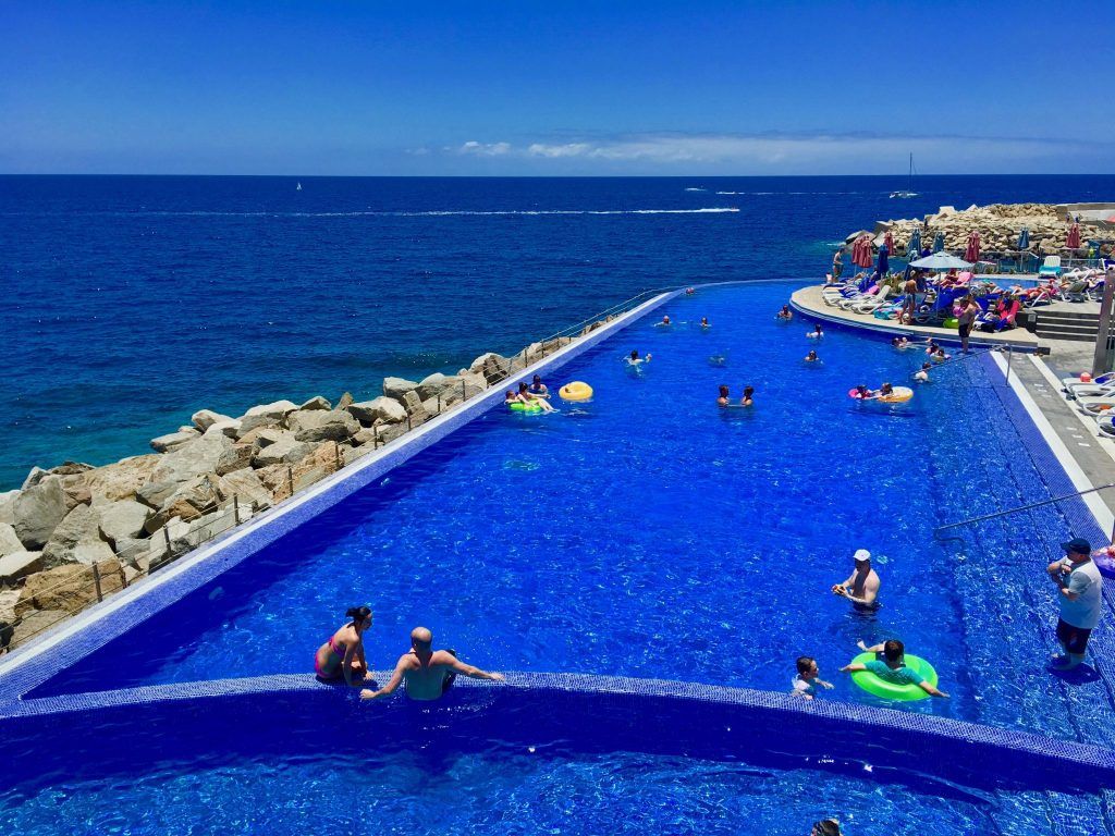Im Infinity Pool lässt sich ordentlich relaxen. Foto: Sascha Tegtmeyer Das Gloria Palace Amadores Thalasso & Hotel ist ein atemberaubendes Hotel auf Gran Canaria, das auf einer Klippe zwischen Puerto Rico und Amadores liegt und einem Kreuzfahrtschiff nachempfunden ist. Die Gäste können sich im Infinity-Pool auf der Dachterrasse erfrischen und dabei den atemberaubenden Blick auf das blaue Meer genießen.