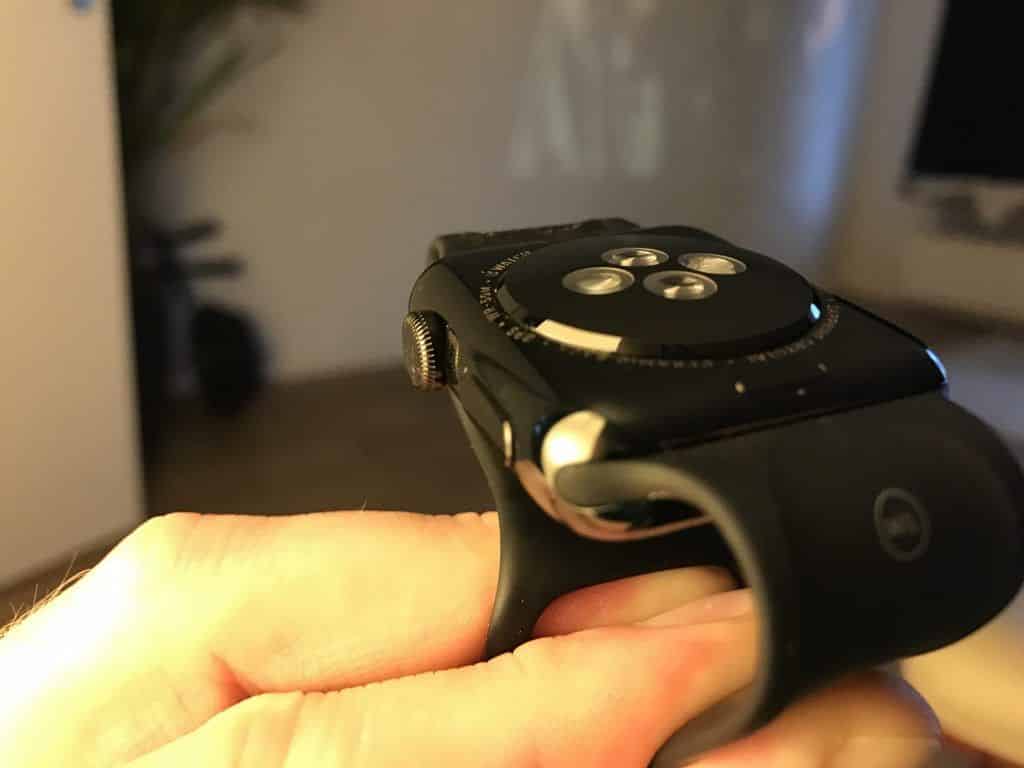 Für aktive Wassersportler: Die Sensoren auf der Rückseite der Apple Watch Series 2 Space Black messen zuverlässig die Herzfrequenz. Foto: Sascha Tegtmeyer