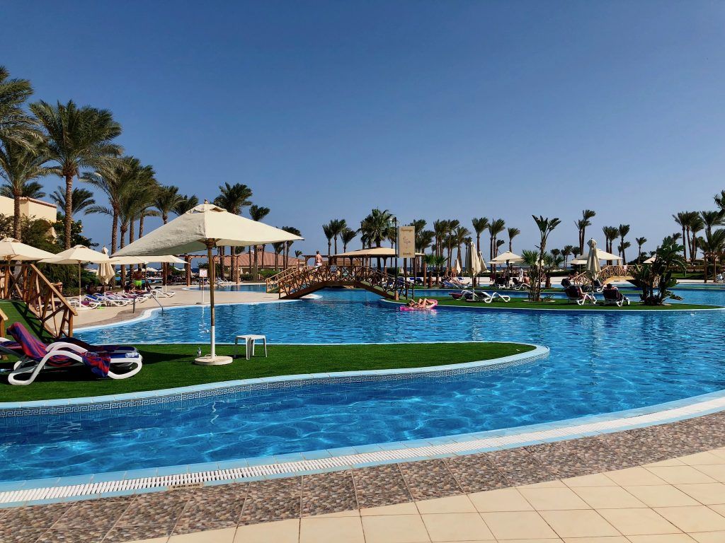 Das Cleopatra Luxury Resort in Makadi Bay befindet sich rund 30 Kilometer südlich der Hafenstadt Hurghada gelegen und gehört zu den luxuriöseren Resorts am Roten Meer. Das Hotel verfügt über 527 große und luxuriösen Zimmer, die sich in kleineren zwei bis dreistöckigen Gebäuden befinden. Alle Zimmer des Hotels haben Meerblick oder zumindest eine Aussicht auf die Pools und den Garten.