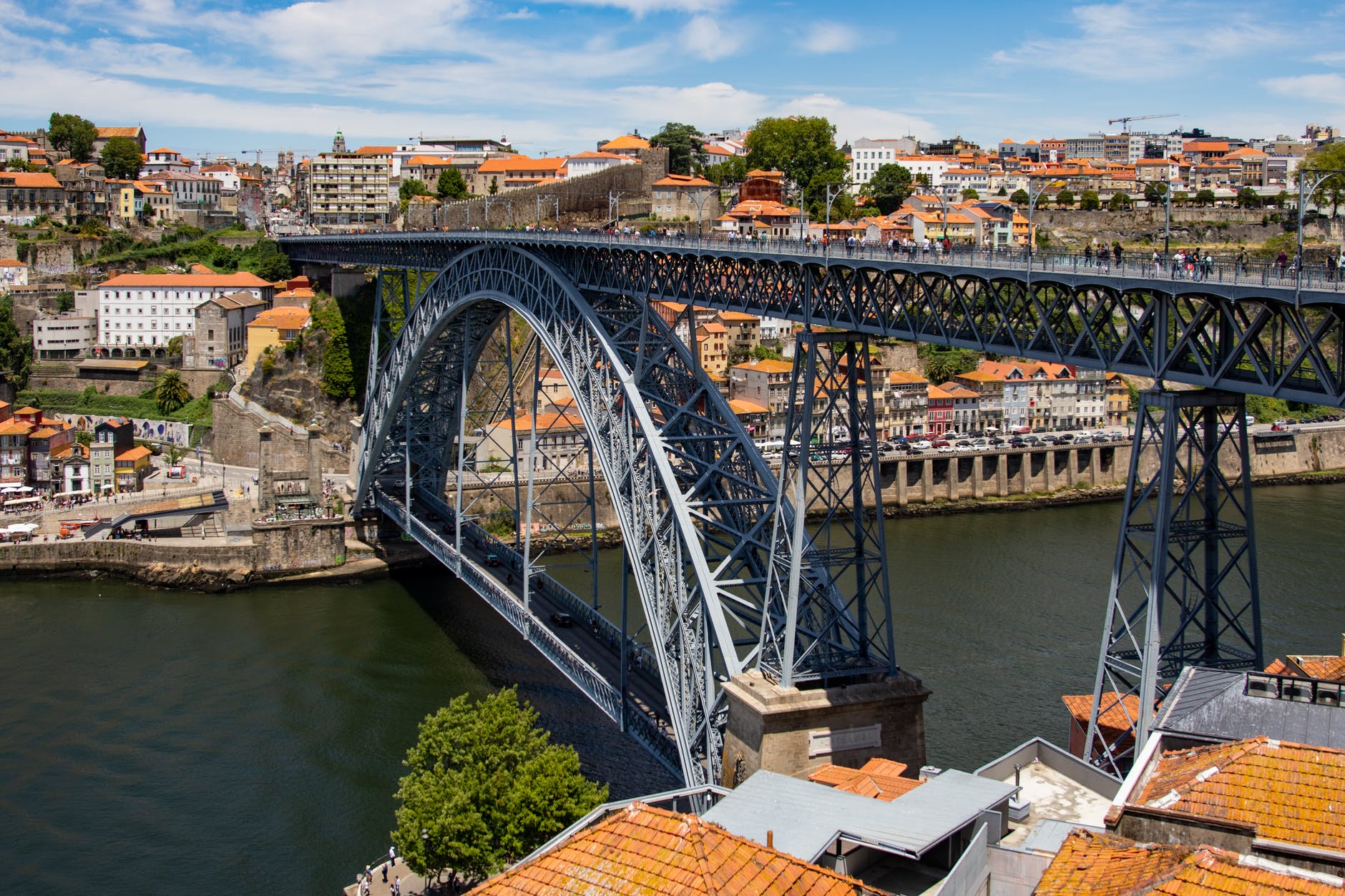 Ikonische Brücke in Porto: Das Land auf der Iberischen Halbinsel ist äußerst abwechslungsreich.