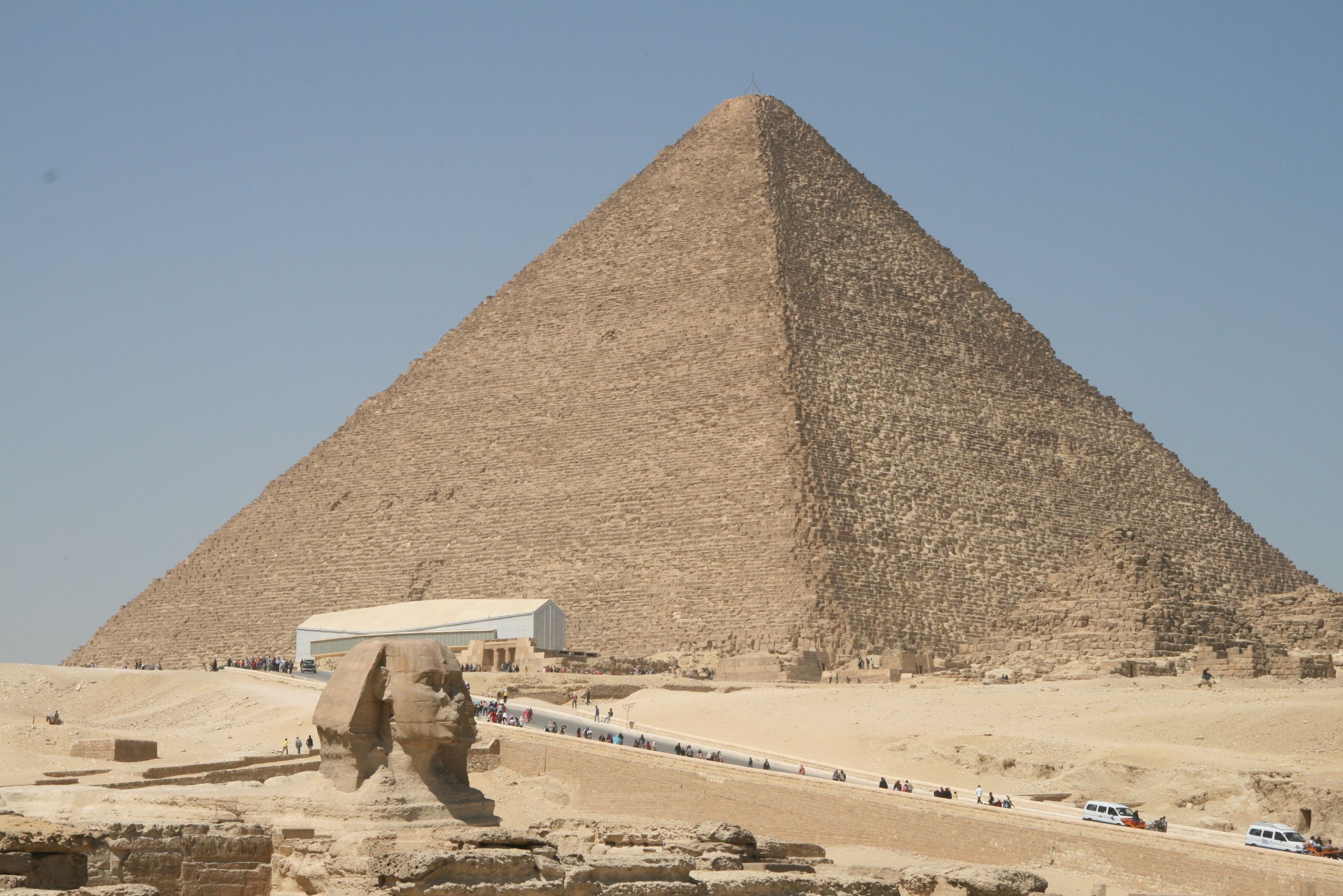 Kulturelles Denkmal der Menschheit: Die Pyramiden von Gizeh befinden sich am Stadtrand von Kairo und sind ganz sicher einen Ausflug wert! Foto: Sascha Tegtmeyer