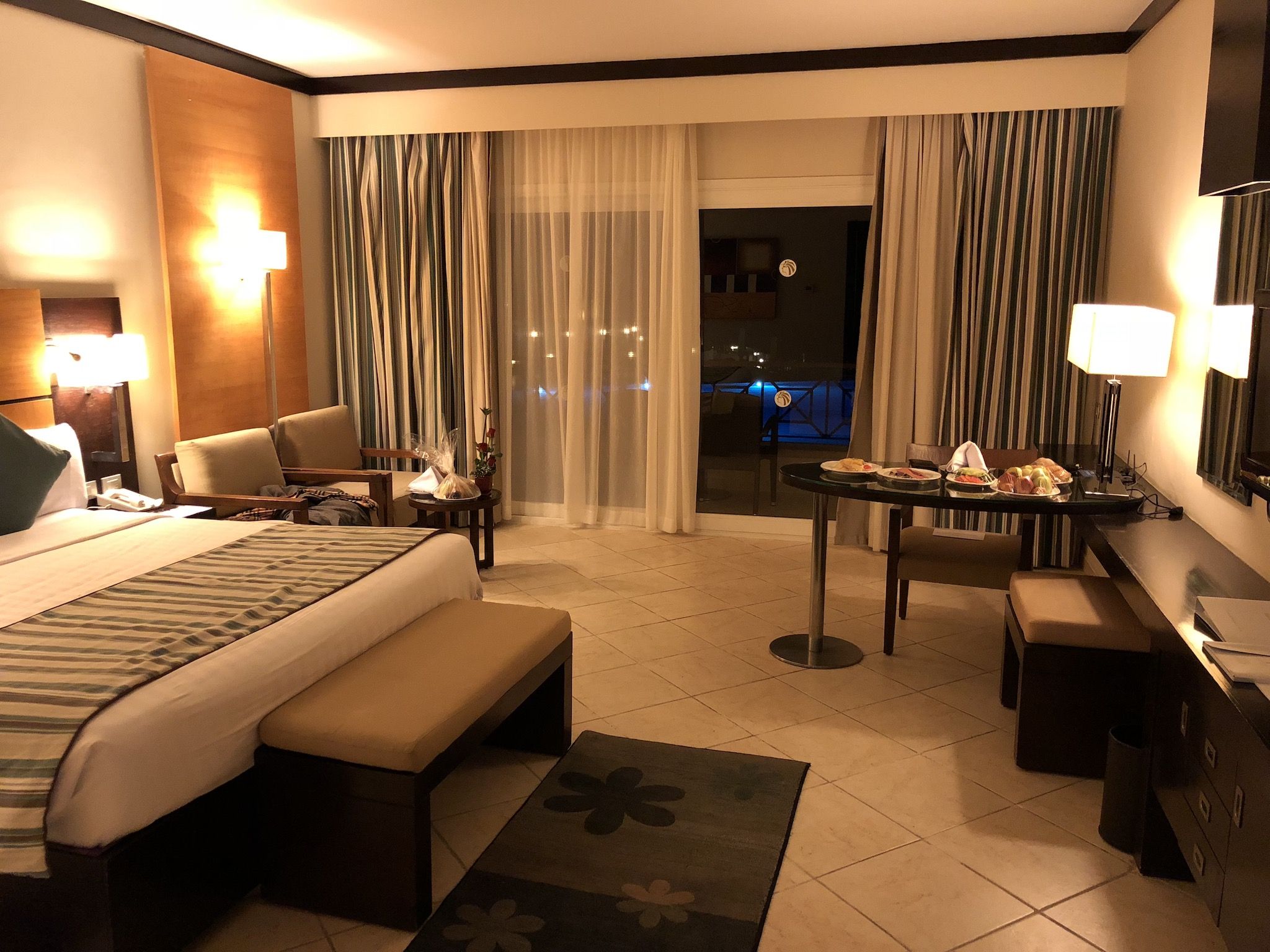 Zimmer im Cleopatra Luxury Resort in Sharm El Sheikh: geräumig und luxuriös. Foto: Sascha Tegtmeyer