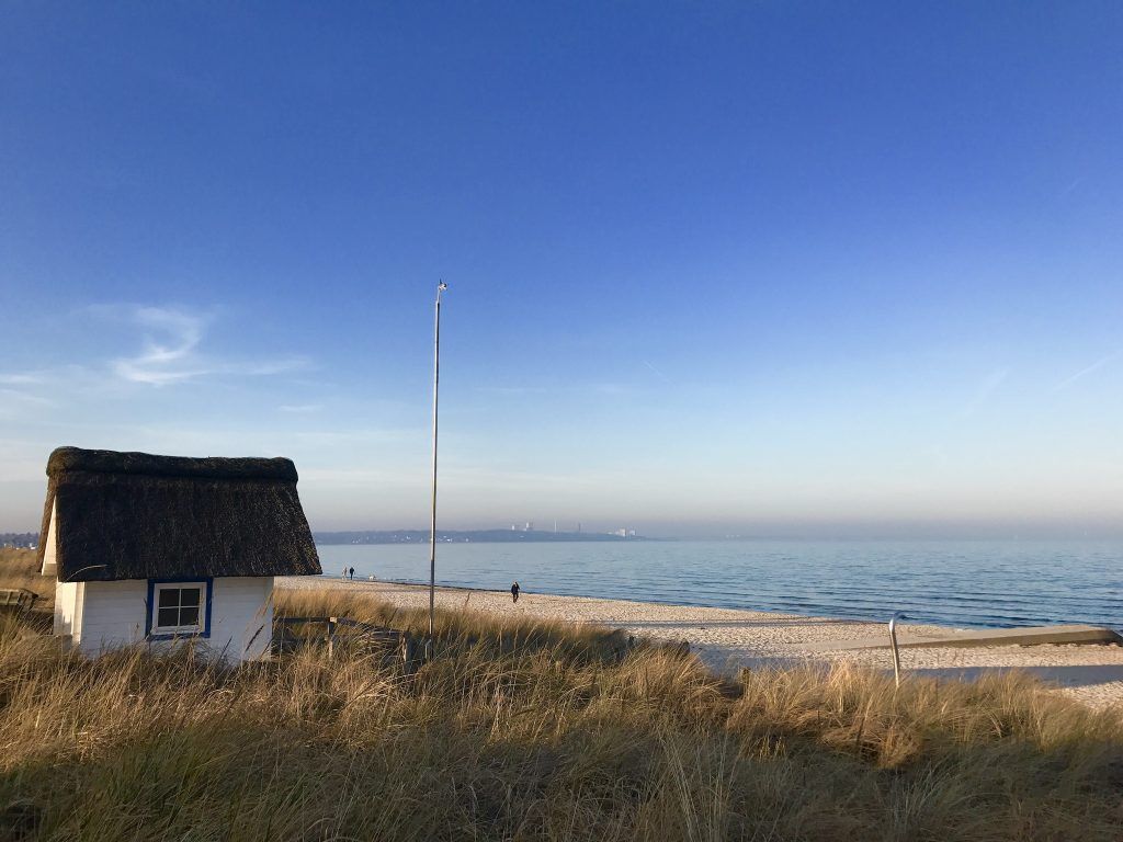 Idyllisch: Im Frühling haben Reisende den Strand bei einem Ostsee-Urlaub im Frühling an vielen Tagen noch für sich allein. Foto: Sascha Tegtmeyer