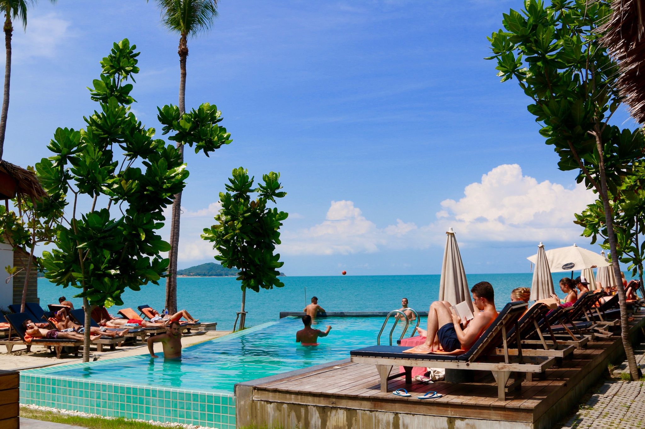 Thailand-Urlaub: Gefährlich wird es nur für alle, die es übertreiben. Wer entspannt am Pool chillt, braucht sich keine Gedanken zu machen! Foto: Sascha Tegtmeyer