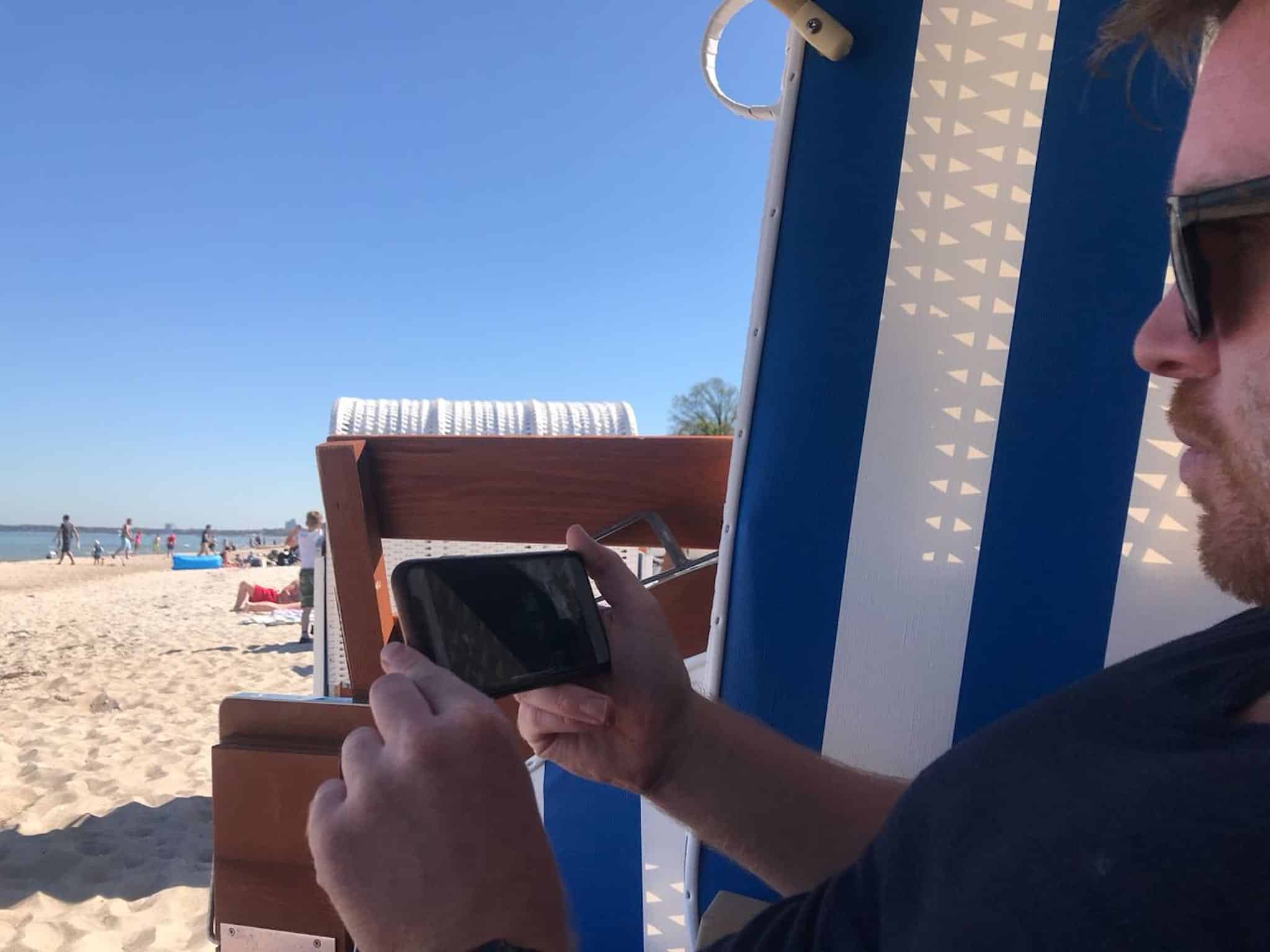 Urlaubs-Gadget für Zuhause: Mit der Smartfrog IP-Cam hat man sogar vom Strand aus Zuhause alles im Blick. Foto: Luisa Praetorius