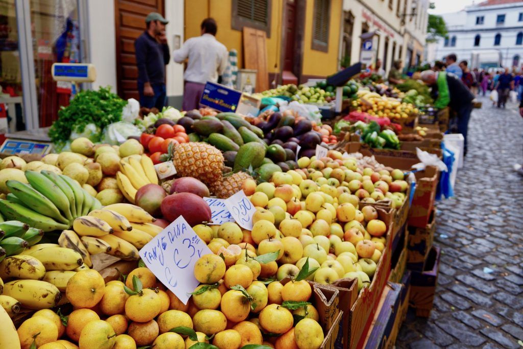 Auf dem Markt in Madeira gibt es köstliche exotische Früchte. Foto: Sascha Tegtmeyer