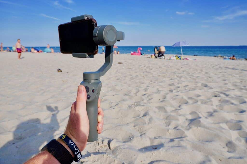 Urlaubs-Gadgets: Wie man ihn auch dreht und wendet: Der Osmo Mobile 2 Gimbal hält das Smartphone gerade und wackelfrei. Foto: Sascha Tegtmeyer