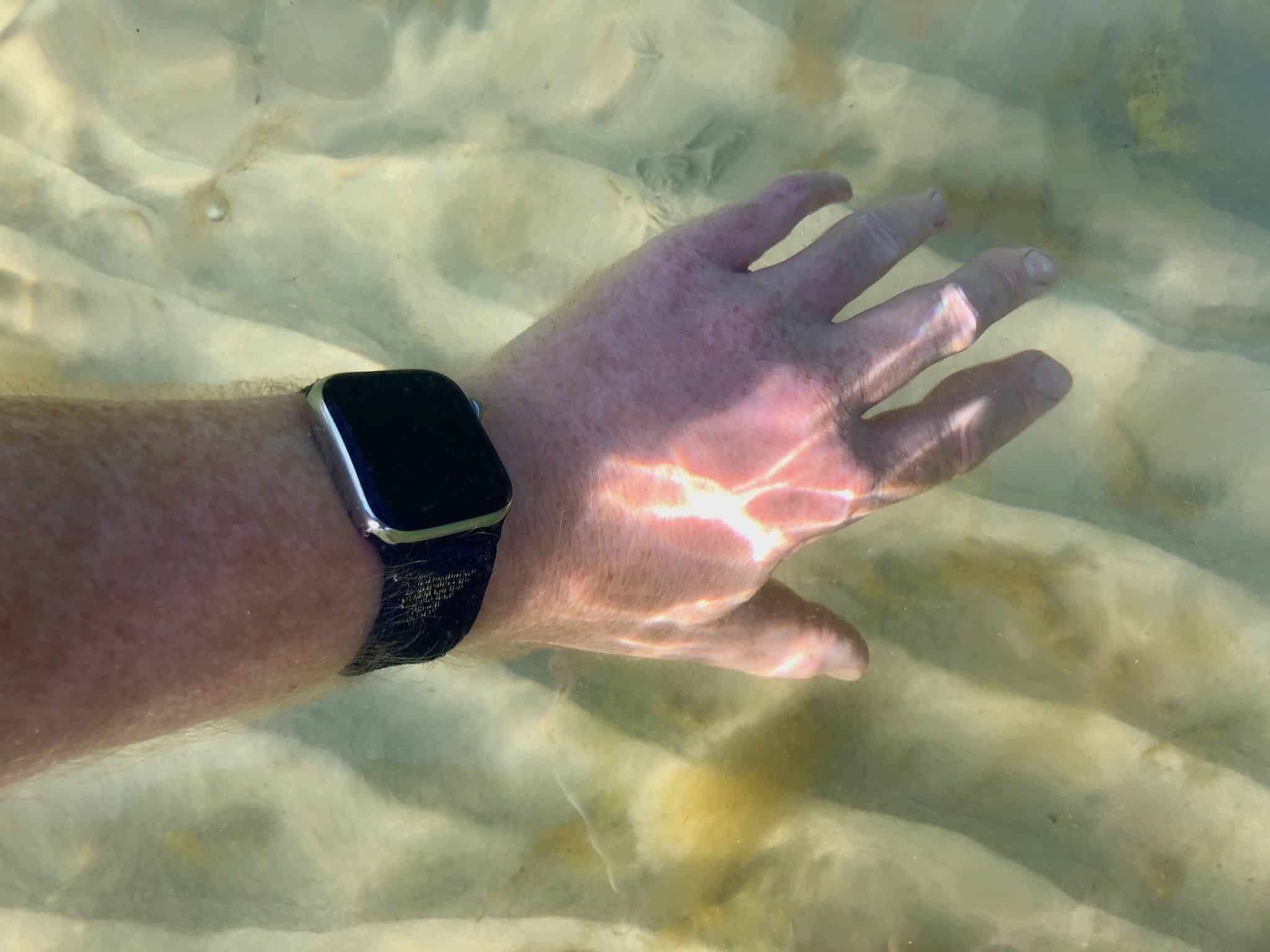 Smartwatch reinigen: Mit unseren Pflege-Tipps für Fitness-Uhren haltet Ihr Euer Schmuckstück in Form. Besonders nach einem Bad im Salzwasser solltet Ihr Euer Wearable gut pflegen. Foto: Sascha Tegtmeyer