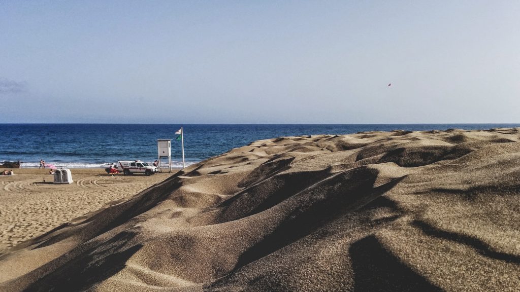 Reisebericht Gran Canaria Tipps Erfahrungen Der Strand von Maspalomas ist einer der bekanntesten Strände Gran Canarias und zieht jedes Jahr unzählige Touristen an. Der weiße Sandstrand ist etwa sechs Kilometer lang und bietet genügend Platz für Sonnenanbeter, die sich im türkisblauen Wasser erfrischen wollen.