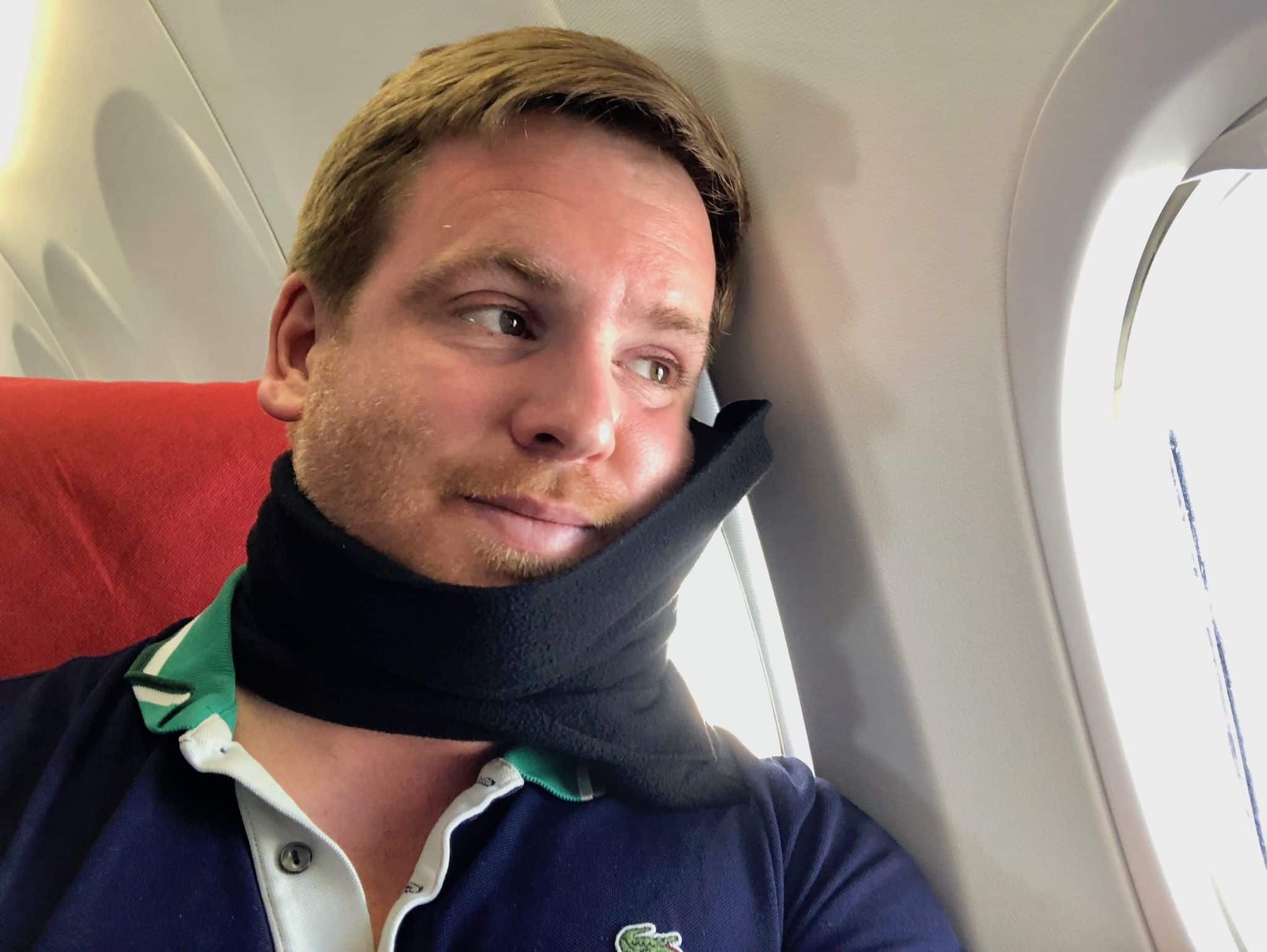 Nackenkissen für Reisen im Test: Wir haben das trtl Pillow ausprobiert. Foto: Sascha Tegtmeyer
