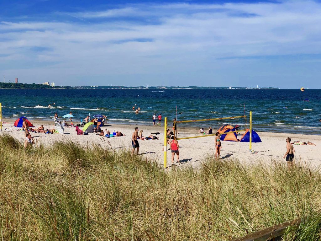 Entspanntes Strandleben: wir sind uns sicher, dass 99 Prozent der Urlaubsgäste wegen des Strands nach Scharbeutz kommen. Foto: Sascha Tegtmeyer
