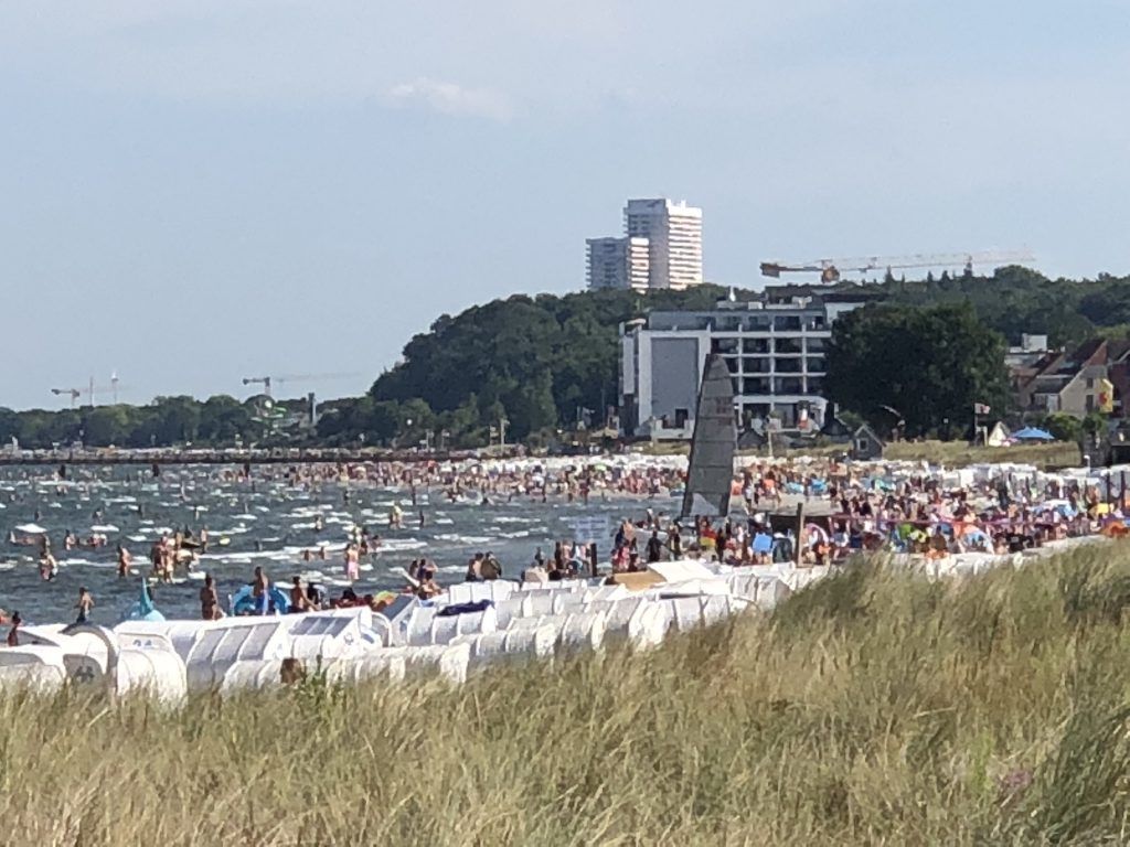 Voll, voller, Hochsommer in Scharbeutz: an manchen Sommertagen bekommt man am Strand keinen Fuß mehr an den Boden. Foto: Sascha Tegtmeyer