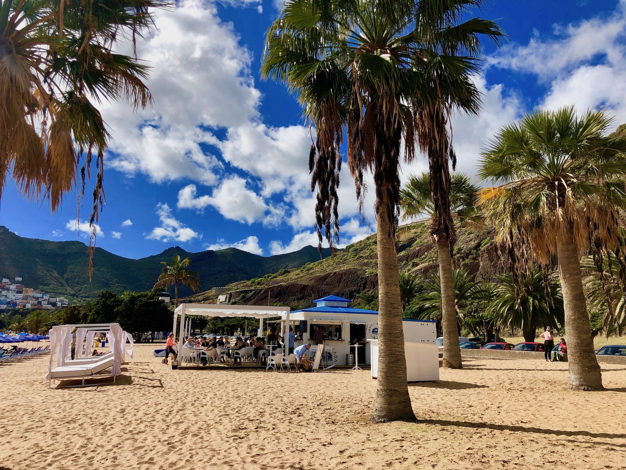 Am Strand Playa de las Teresitas bekommt man auch ganz entspannt und relativ günstig etwas zu essen – wir empfehlen den Ensaladilla. Foto: Sascha Tegtmeyer