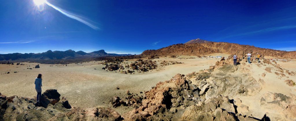 Mondlandschaft: auf dem Hochplateau am Fuß des Teide kann man Lavaströme und kuriose Gesteinsformationen sehen. Foto: Sascha Tegtmeyer