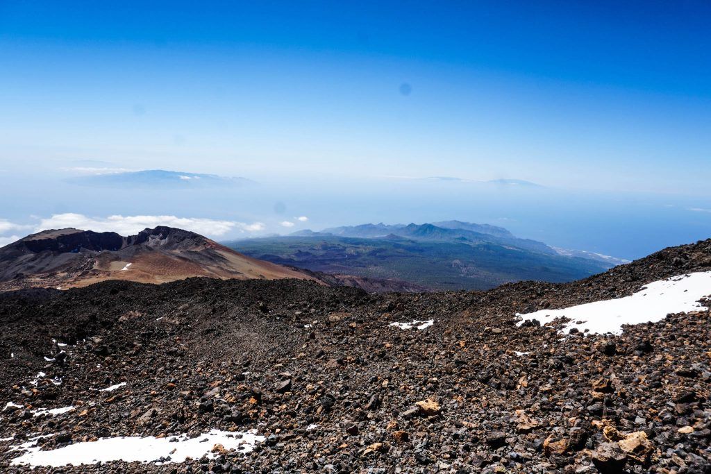 Blick vom Teide-Gipfel in 3718 Metern Höhe auf die anderen Kanareninseln – hier gibt es sogar Schnee im Sommer. Foto: C. Jörg Metzner