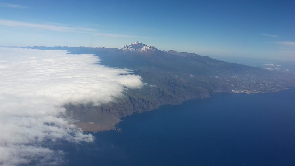 Luftaufnahme von Teneriffa: die abwechslungsreiche Insel ist ein beliebtes Reiseziel. Das Wetter ist typisch: der Süden ist sonnig und der Norden häufig bewölkt. Foto: C. Jörg Metzner