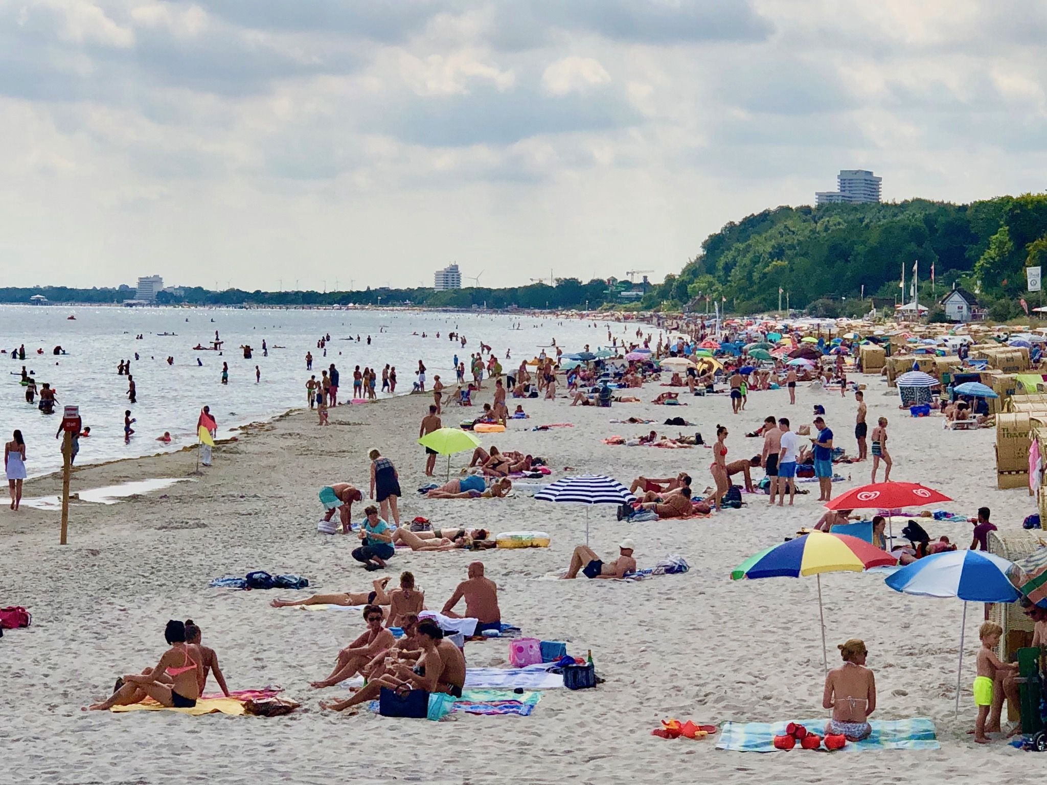 Strand in Scharbeutz im Sommer: an manchen Tagen sieht man das Wasser vor lauter Badegästen nicht – das Schwimmen in der Ostsee ist nicht ganz ungefährlich. Foto: Sascha Tegtmeyer