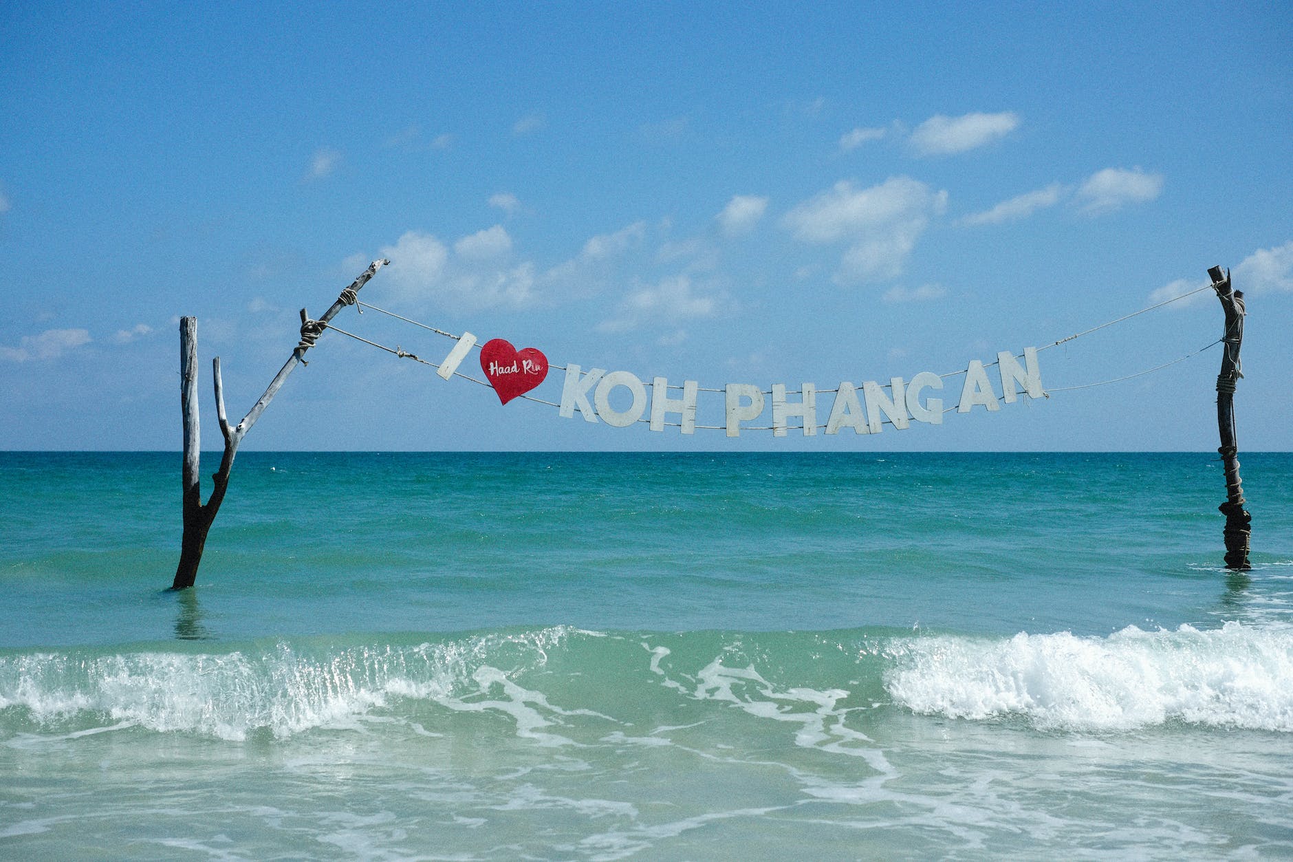 Wir geben Euch die wichtigsten Reiseinformationen über Koh Phangan – von der besten Reisezeit bis zur optimalen Anreise. Zudem haben wir eine Reihe hochwertiger und seriöser Reiseveranstalter und Reisevermittler für Euch, bei denen Ihr eine Koh-Phang-Reise buchen könnt. 