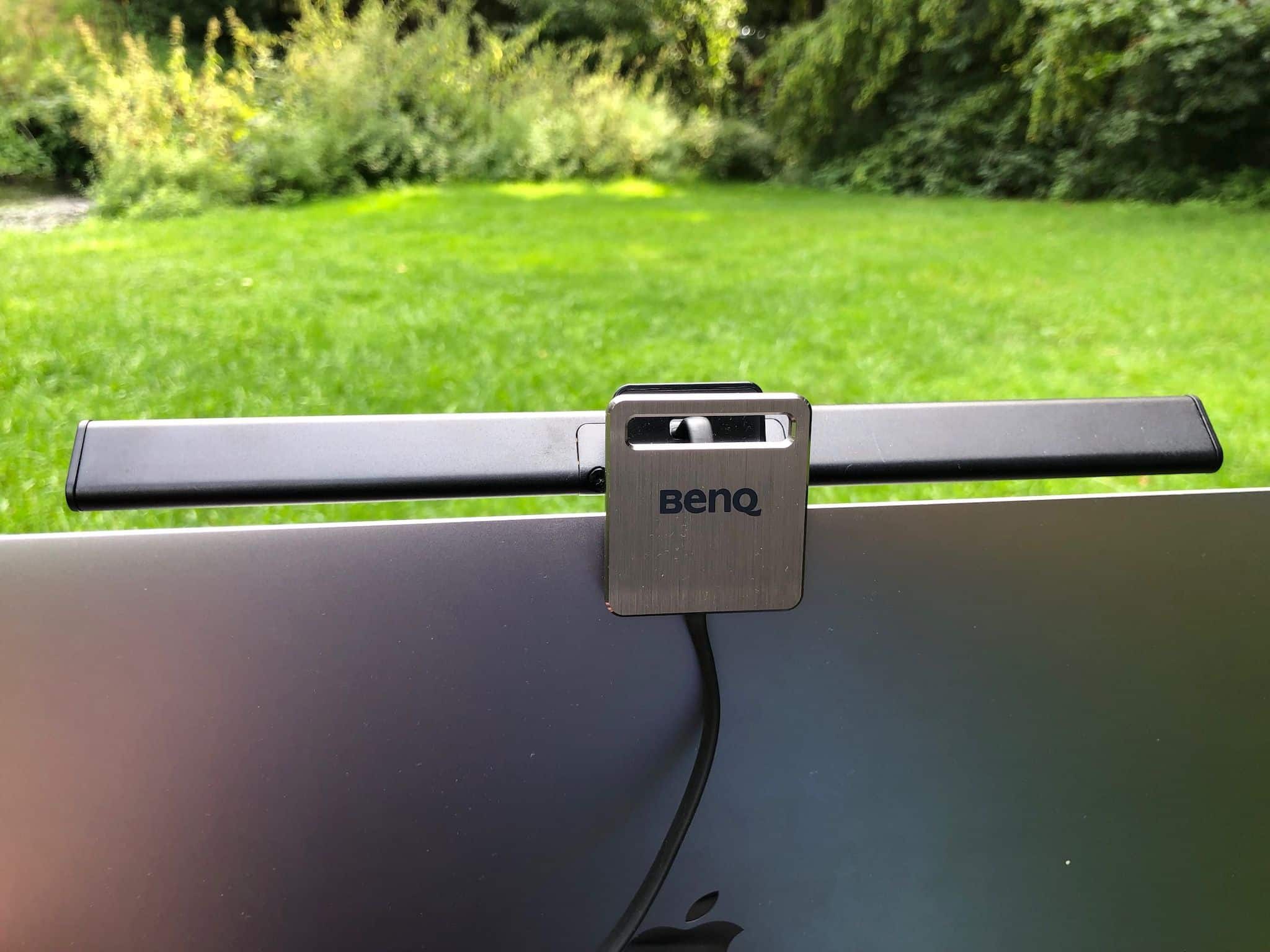 Der Klipp der USB-Laptop-Lampe hält die ScreenBar fest in Position. Foto: Sascha Tegtmeyer