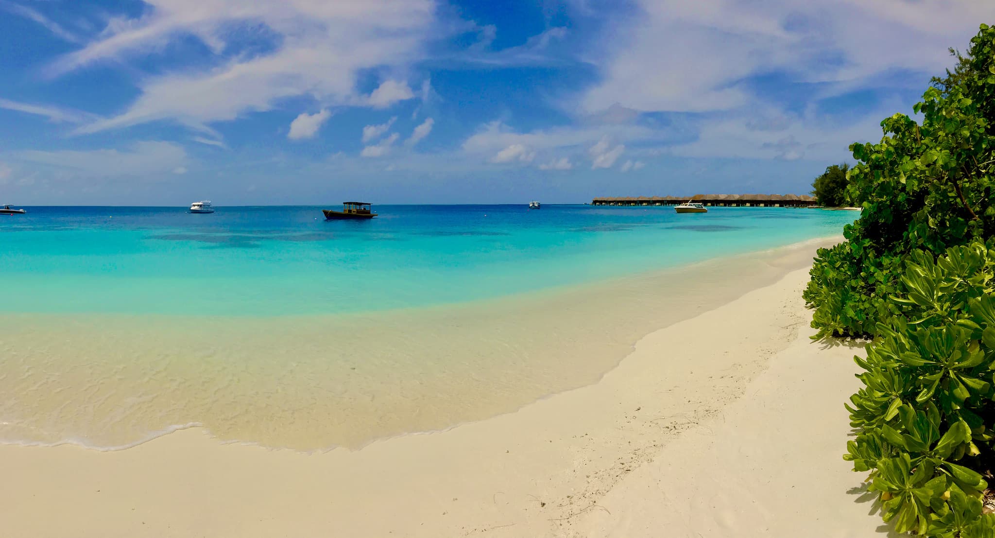 Der Strand der von den Wellen abgewandten Seite von Coco Bodu Hithi. Foto: Sascha Tegtmeyer Reisebericht Coco Bodu Hithi Malediven Erfahrungen