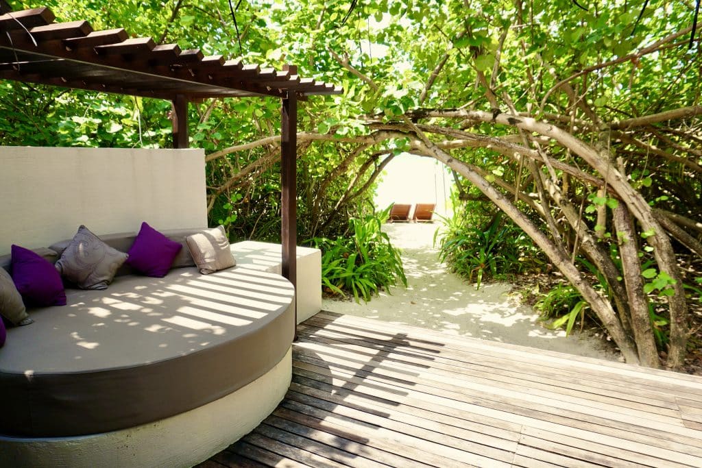Die Terrasse einer Island Villa. Bis zum Meer sind es nur wenige Meter. Foto: Sascha Tegtmeyer Reisebericht Coco Bodu Hithi Malediven Erfahrungen