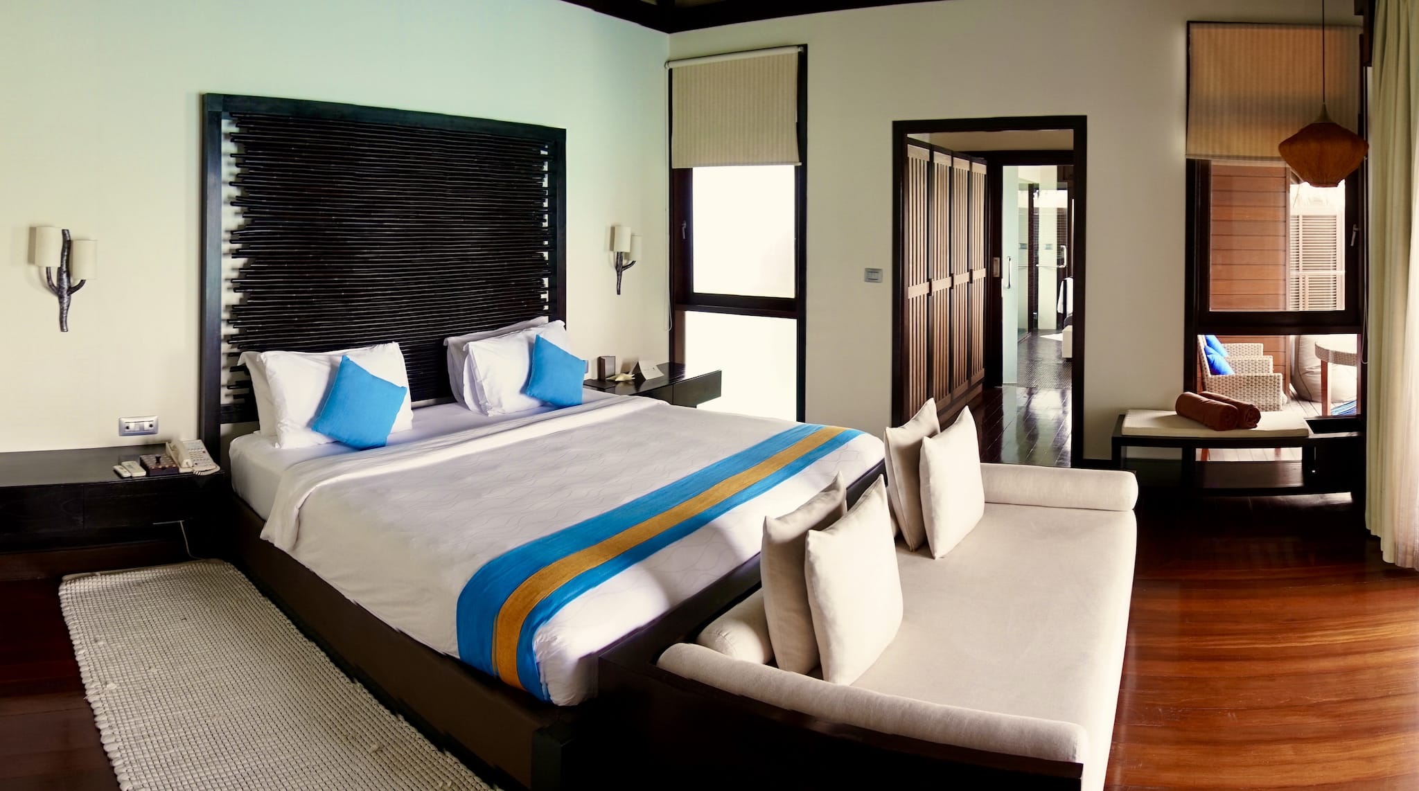 Schlafzimmer einer Water Villa mit unverbaubarem Meerblick – der beste Ausblick nach dem Aufwachen. Foto: Sascha Tegtmeyer Reisebericht Coco Bodu Hithi Malediven Erfahrungen