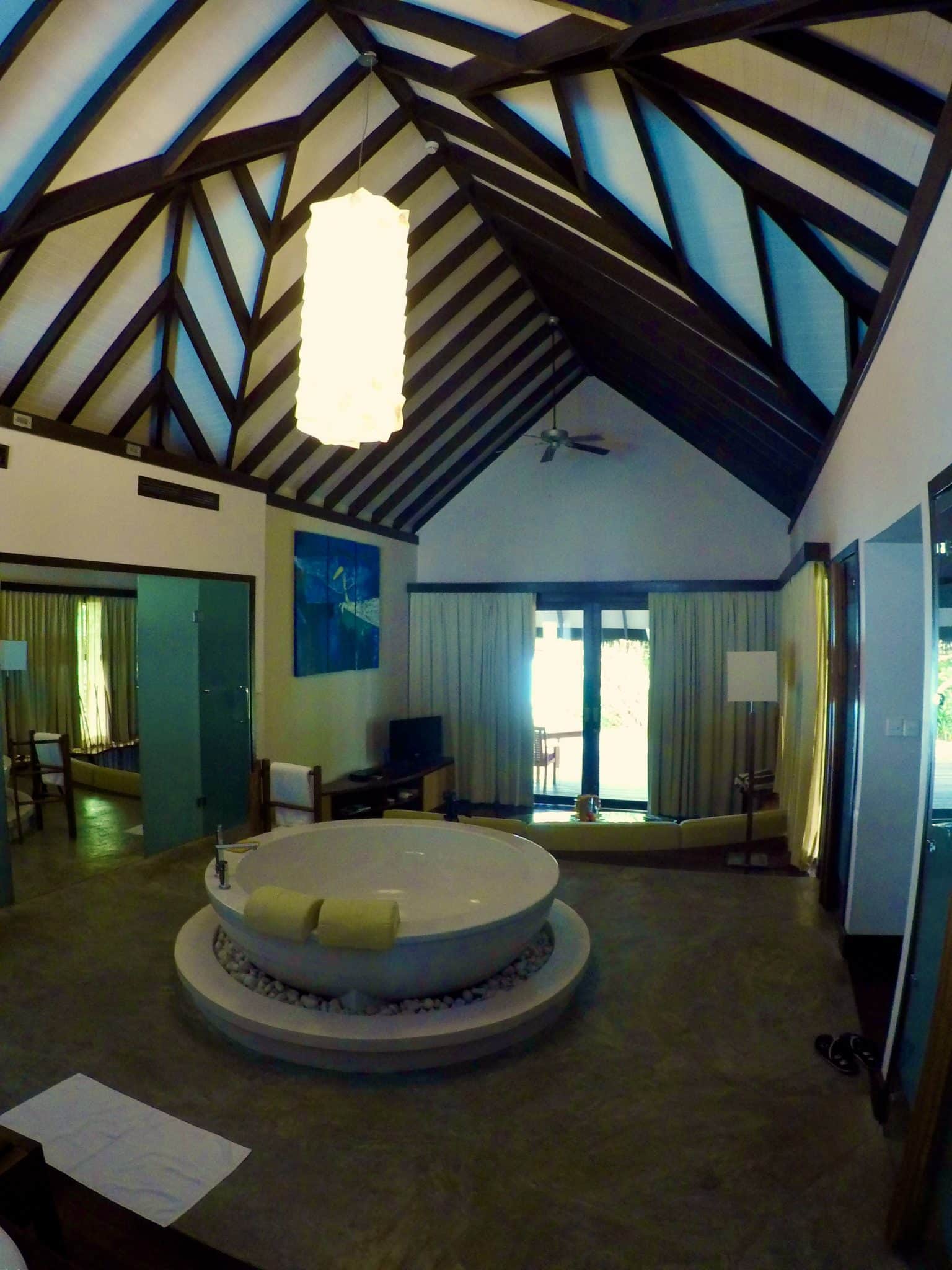 Wohnzimmer einer Island Villa auf Coco Bodu Hithi: Whirlpool inklusive. Foto: Sascha Tegtmeyer