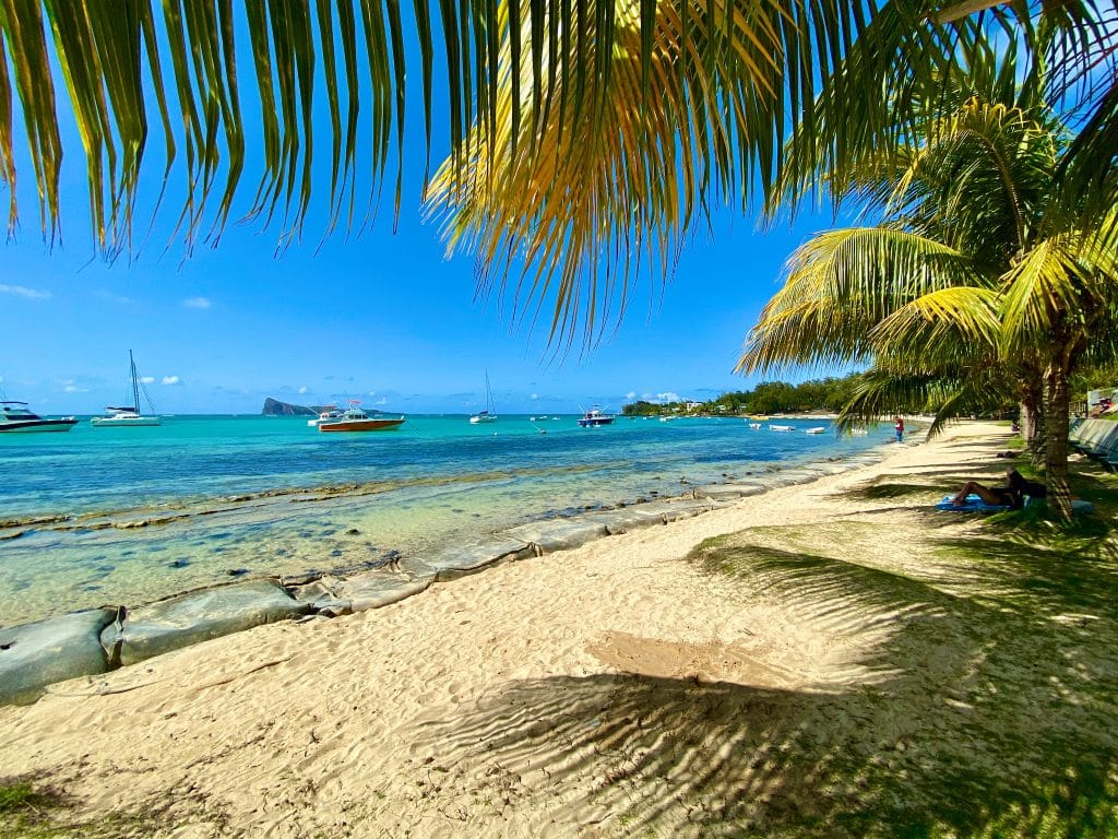 Strand bei Grand Baie auf Mauritius. 