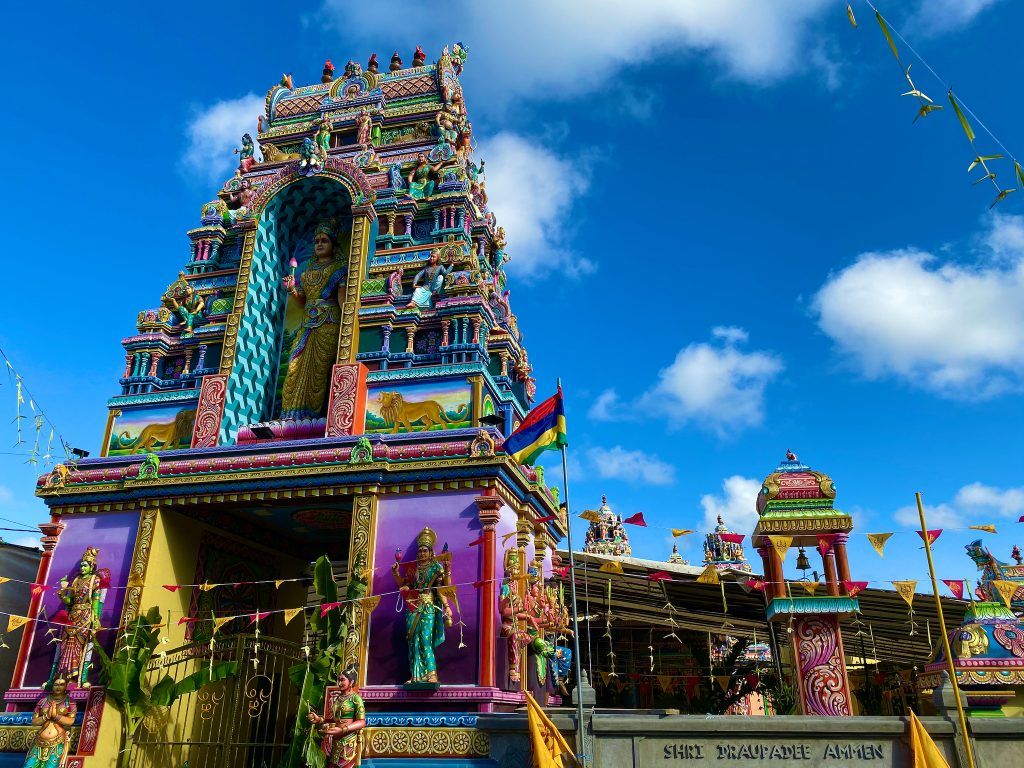 Mauritius Sehenswürdigkeiten Attraktionen Überall auf Mauritius erwarten dich spektakuläre Tempelanlagen. Foto: Sascha Tegtmeyer Bei einem Besuch auf Mauritius solltet Ihr auch unbedingt den ein oder anderen Hindu-Tempel besuchen. © Sascha Tegtmeyer