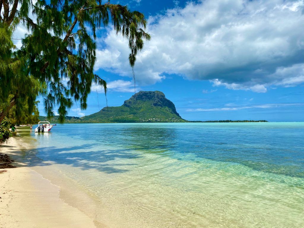 Überall auf Mauritius gibt es noch einsame Traumstrände zu entdecken – so wie hier auf der Ile de Bernitiers mit Blick auf den sagenumwobenen Berg Le Morne. © Sascha Tegtmeyer