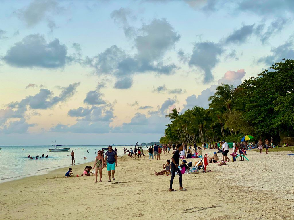Einheimische am Strand: Mauritius ist grundsätzlich sehr ungefährlich – die Einwohner sind unheimlich entspannte, gastfreundliche Menschen. Wirklich gefährlich ist vor allem der Straßenverkehr. © Sascha Tegtmeyer