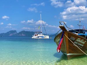 Segelurlaub in Thailand: beim Mitsegeln ab Phuket könnt Ihr die Trauminseln der Andamanensee entdecken – Just Wanderlust hat das einmal für Euch ausprobiert. Foto: Sascha Tegtmeyer
