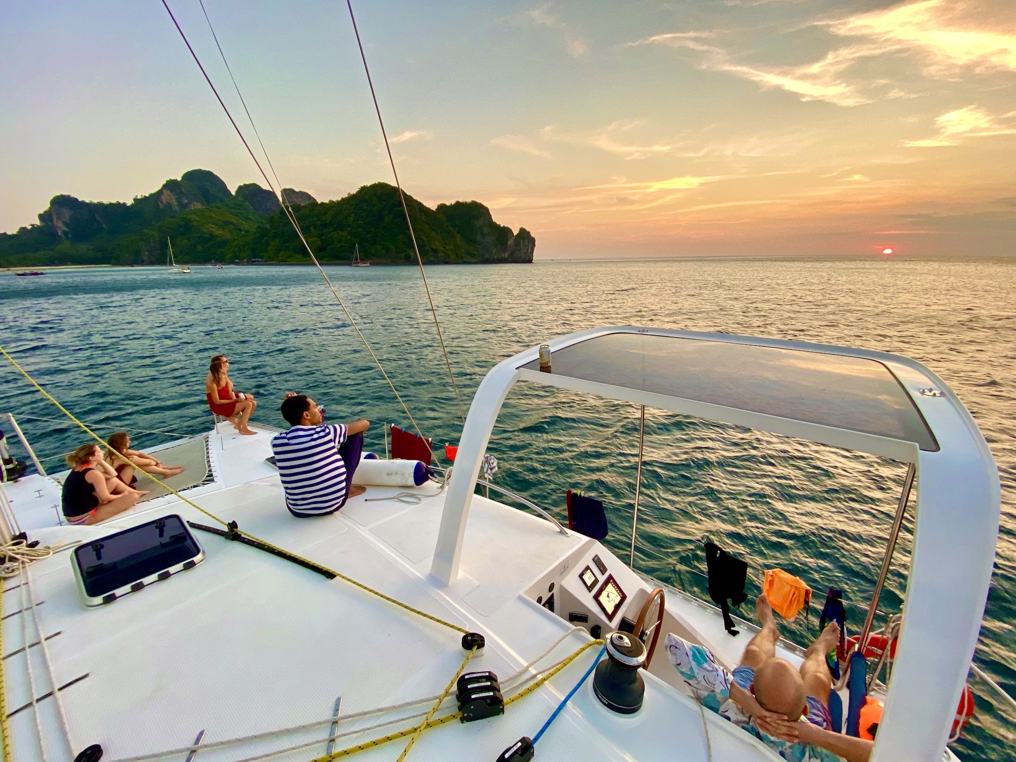 Ganz neue Erfahrung: Eine Phuket-Segeltour bringt auch ganz neue Perspektiven mit sich und kann das Interesse für den Segelsport wecken – Segeln macht nämlich richtig Spaß. Foto: Sascha Tegtmeyer