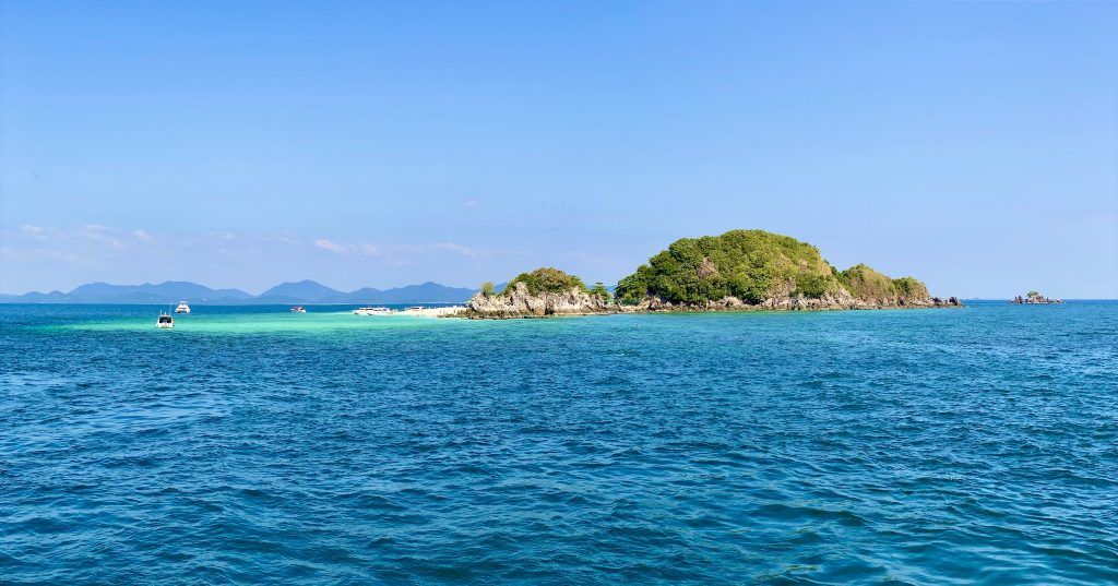 Mitten im Meer befindet sich die kleine Insel Koh Khai Nok – ideal zum Schnorcheln und offensichtlich auch ideal, um Haie zu beobachten. Foto: Sascha Tegtmeyer