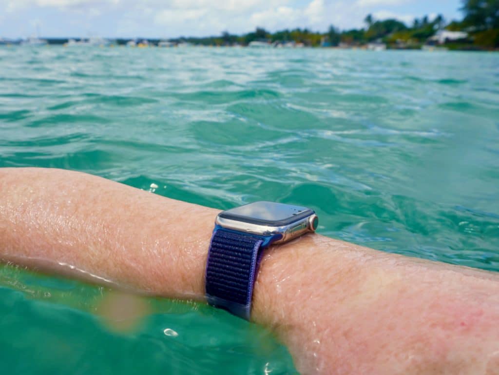 Apple Watch Sport Loop Test: Im Meer musste das robuste Armband zeigen, was es kann. Apple Watch Sport Loop Test Erfahrungen Testbericht Sportarmband