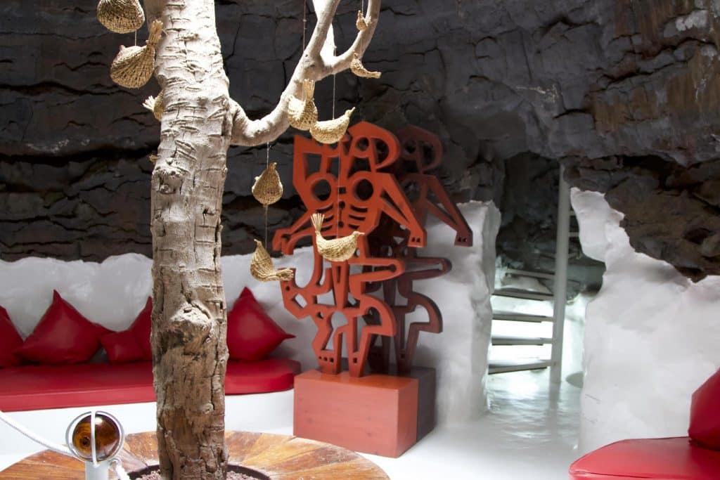Das Privathaus des Künstlers Cesar Manrique wirkt teilweise komplett wie vom anderen Stern – bei einem Urlaub auf Lanzarote unbedingt besuchen. Foto: Sascha Tegtmeyer