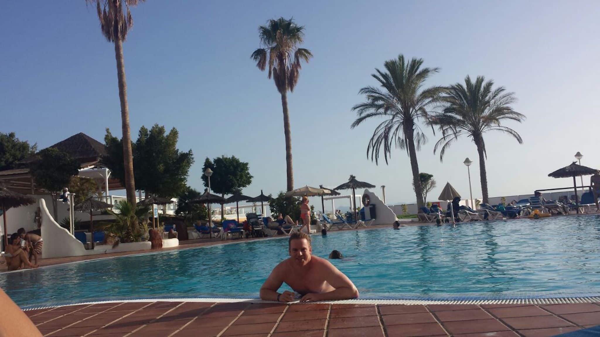Reisebericht Lanzarote: Nach der Ankunft im Sandos Papagayo Hotel wurde erstmal im Pool relaxt.