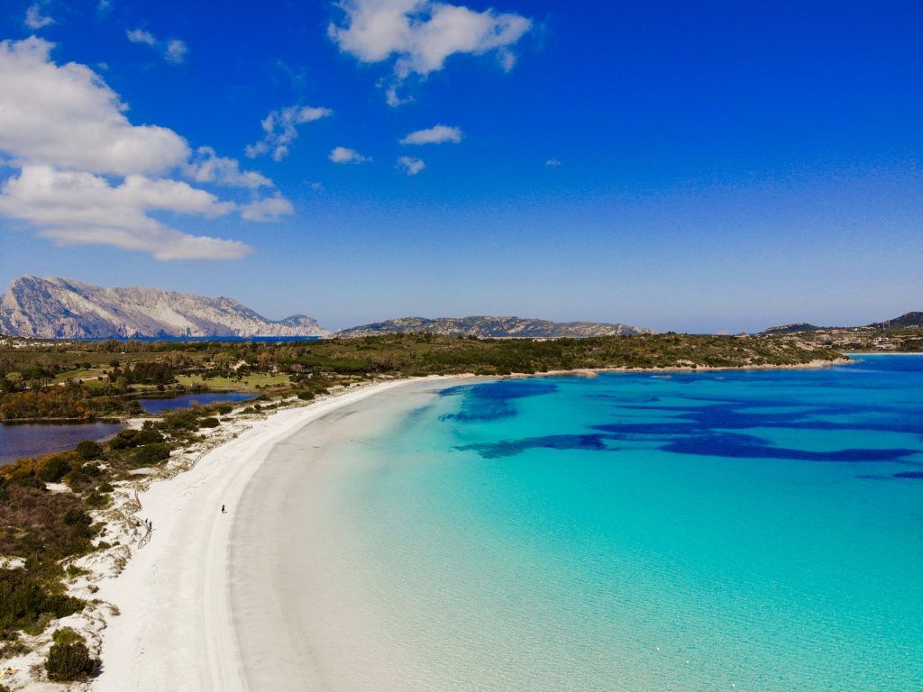 Ganz allein am Traumstrand: In der Nebensaison auf Sardinien könnt Ihr idyllische Buchten entdecken. Foto: Sascha Tegtmeyer