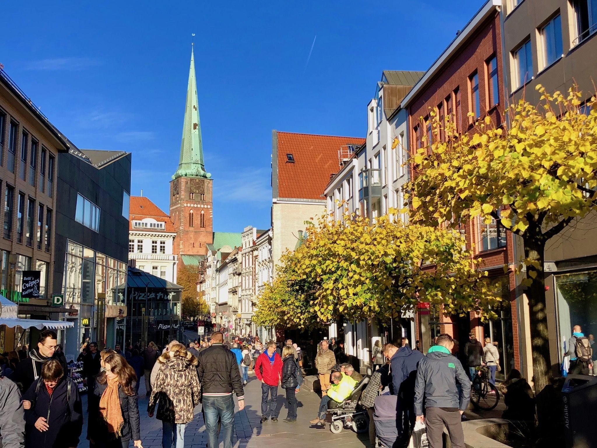 In der Fußgängerzone von Lübeck könnt Ihr im Herbst ganz wunderbar flanieren, shoppen und essen. Foto: Sascha Tegtmeyer