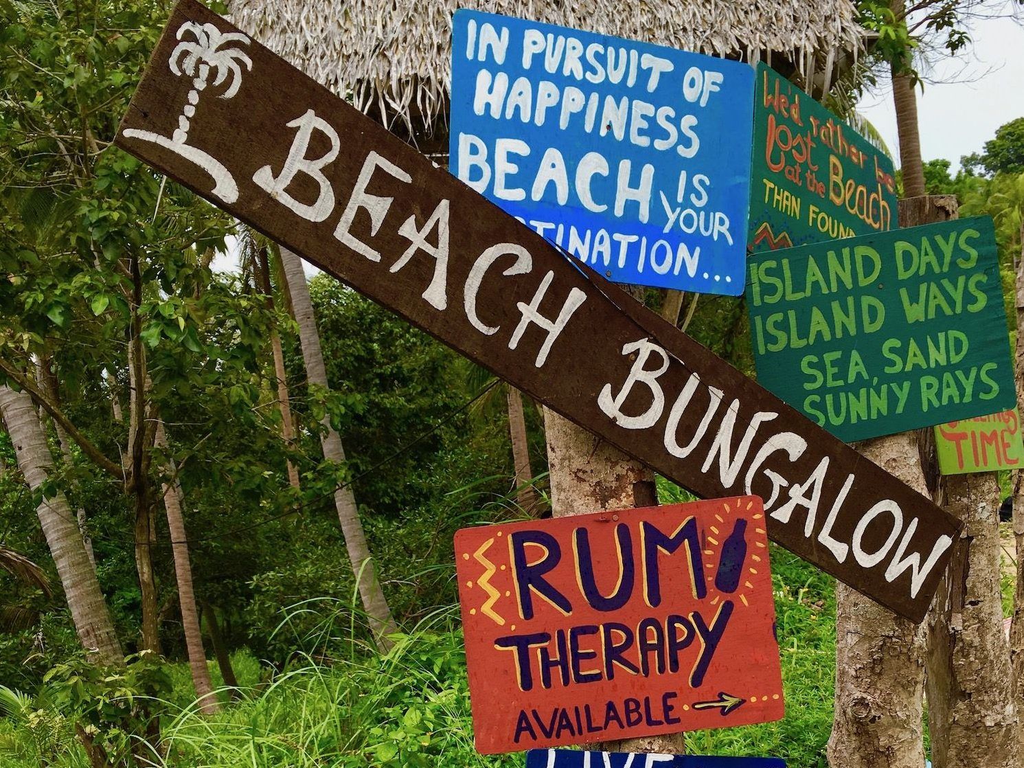 Reisebericht aus Koh Phangan: dieses Schild fasst das Leben auf der Insel eigentlich recht gut zusammen. Foto: Sascha Tegtmeyer