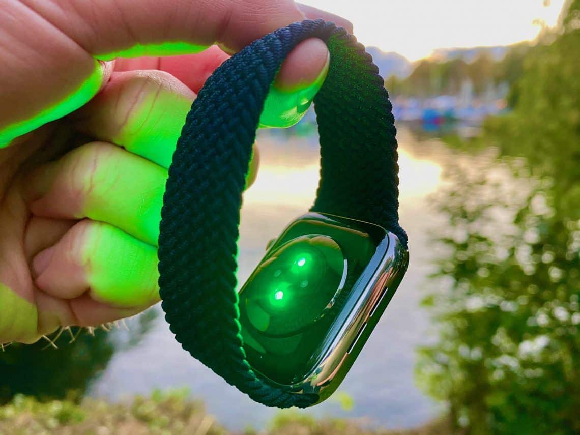 Apple Watch Solo Loop Test: Das geflochtene Smartwatch-Armband sitzt perfekt am Handgelenk. Foto: Sascha Tegtmeyer