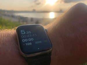 GPS Tracking Smartwatch: Mit der Sportuhr lassen sich Distanzen messen und präzise navigieren. Foto: Sascha Tegtmeyer