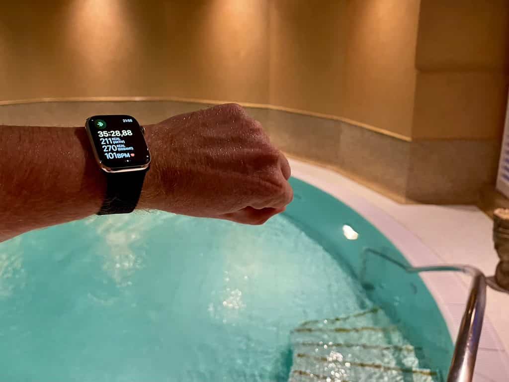 Erst Sport machen, anschließend in die Sauna und dann Schwimmen: Im Spa muss die Smartwatch ganz schön was aushalten. Foto: Sascha Tegtmeyer