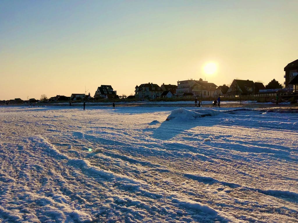 Manchmal friert in den kalten Monaten sogar das Meer zu: ideale Bedingungen für einen Ostsee-Urlaub im Winter. Foto: Sascha Tegtmeyer
